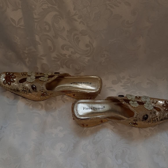 Gold slippers - Picture 2 of 3